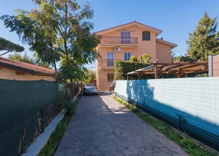 Travelershome Ciampino&Morena Guesthouse